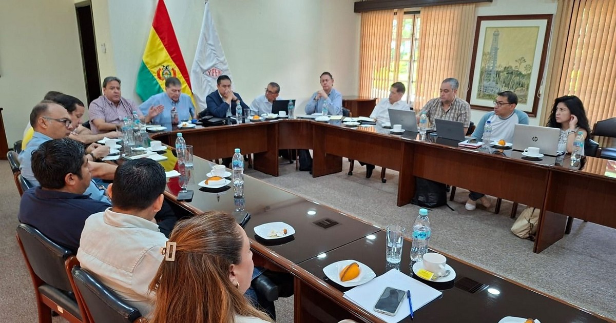 Gobierno y cisterneros acuerdan garantizar el transporte de combustibles