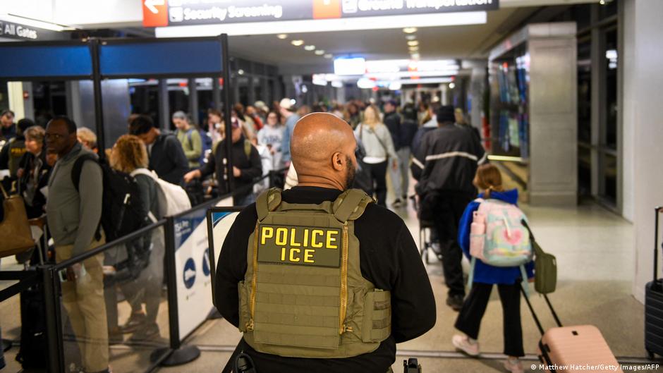 Redadas de inmigrantes no paran en los aeropuertos de EE.UU.