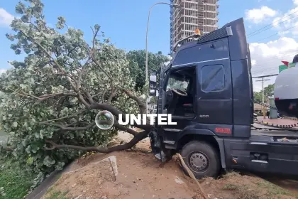 Cisterna choca contra un árbol en el cuarto anillo de la capital cruceña