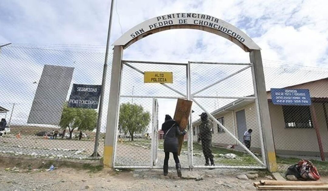 Destituyen al gobernador de Chonchocoro tras la balacera que dejó un reo muerto