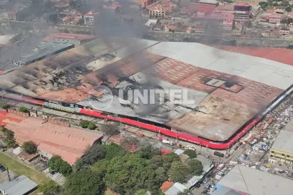 Tras más de 12 horas, bomberos siguen trabajando para sofocar el incendio en la feria Barrio Lindo