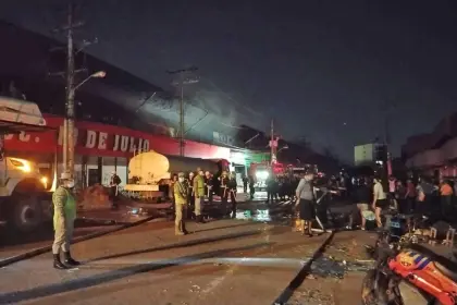 Cerca de 15.000 familias están afectadas por el incendio en Barrio Lindo y el Gobierno anuncia alivio financiero y tributario