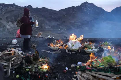 Ofrendas y rituales ancestrales de agradecimiento abren el mes de la Pachamama en Bolivia
