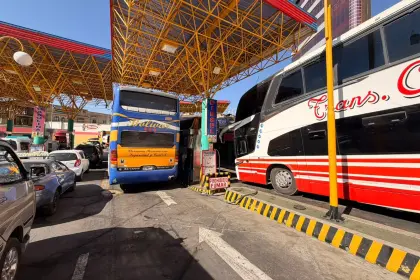 “Estamos tres días en la fila”: Transportistas denuncian que duermen en sus vehículos a la espera de diésel
