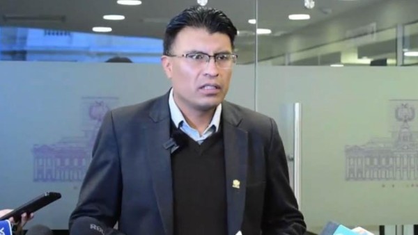 Con voto unánime, Comisión de Ética del Senado suspende a Nilton Condori por falta de decoro en el Pleno