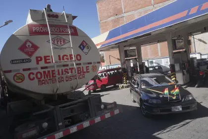 Filas por combustible: Gobierno dice que no es por falta de divisas y apunta a la subvención y problemas logísticos