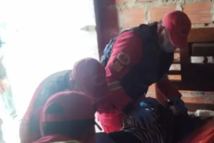Mujer de 19 años recibe un impacto de bala en la cabeza; el sospechoso del crimen se dio a la fuga