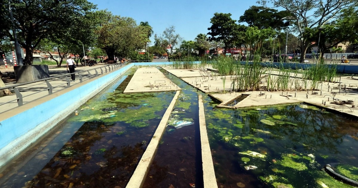El abandono convierte a las fuentes danzantes en piscinas de aguas verdes y basura