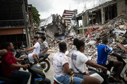 Colombia busca desaparecidos y pide a EEUU suspender aranceles tras devastador terremoto