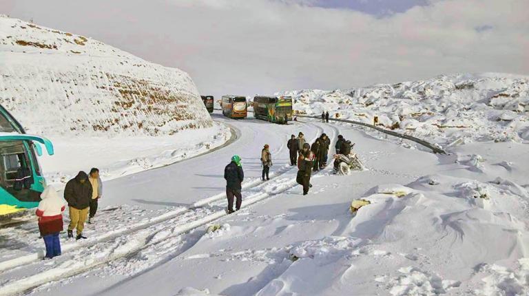 Nevadas en occidente cierran vías, aíslan familias y arriesgan ganado