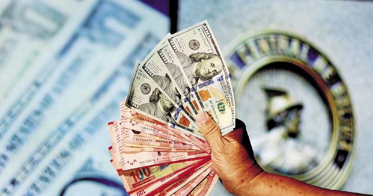 El dólar alcanza un nuevo récord, la cotización para este jueves es de Bs 12,32