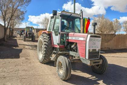 Tractoristas del altiplano paceño denuncian restricciones para comprar diésel y advierten riesgo para la cosecha