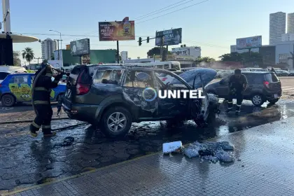 Vehículo se incendia en la zona del Cristo Redentor; el conductor salió ileso