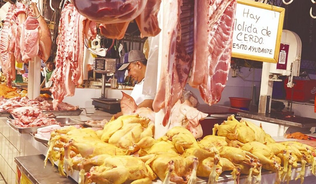 El pollo subió 25% y el dólar amenaza con encarecer más la mesa del hogar
