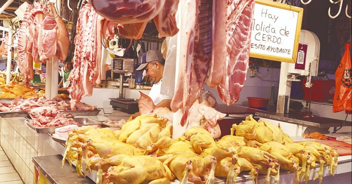 El pollo subió 25% y el dólar amenaza con encarecer más la mesa del hogar