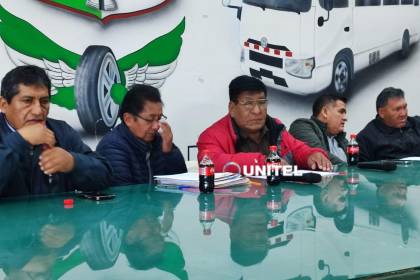 Choferes se reúnen en un ampliado nacional en Santa Cruz ante el nuevo precio del diésel; advierten con un paro