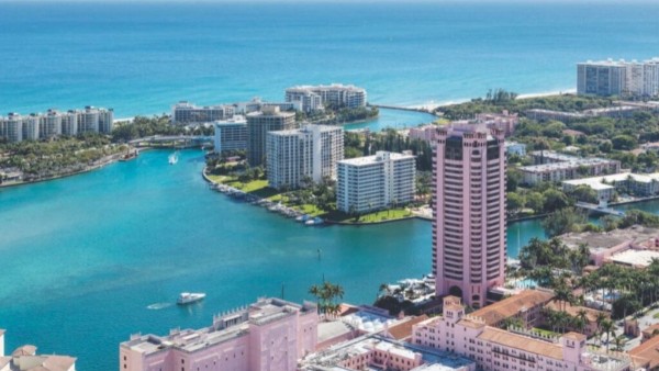 Avión presidencial despega luego de permanecer tres días en una de las ciudades más lujosas de Florida