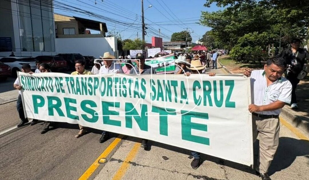 Micreros de Santa Cruz de la Sierra marchan en contra del DS 5716 y exigen una tarifa transitoria del pasaje