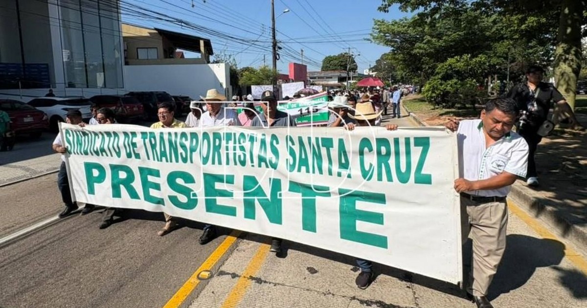 Micreros de Santa Cruz de la Sierra marchan en contra del DS 5716 y exigen una tarifa transitoria del pasaje