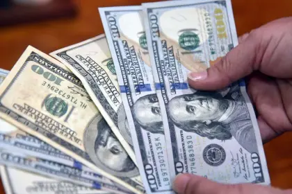 El dólar oficial sigue en ascenso: ¿A cuánto se cotizará este fin de semana y el lunes?