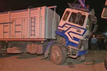 Delincuentes abandonan camión robado con mineral: se presume que se quedaron sin combustible
