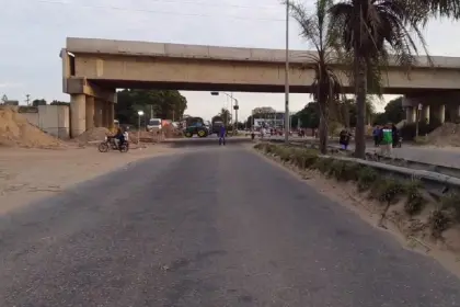 Bloquean carretera al norte para exigir a la Gobernación cruceña trabajos de defensivos