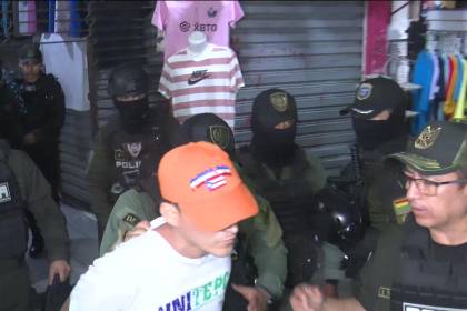 Aprehenden a dos hombres y arrestan a una mujer tras denuncia de amenazas con un arma de fuego en Los Pozos