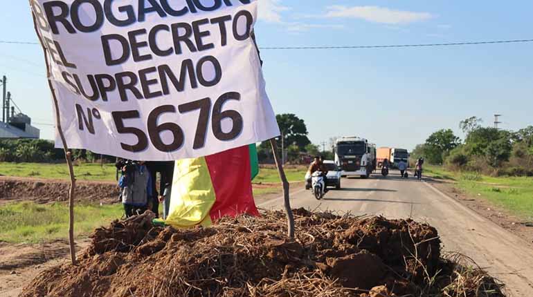 Bloquean vía Santa Cruz Beni desafiando el estado de excepción por la crisis de diésel