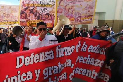 Maestros urbanos salen en marcha en La Paz en medio del Estado de excepción y ante presencia policial