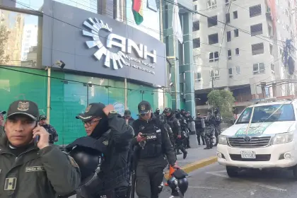 Intervención de la ANH: Comisión ministerial y Transparencia ingresan a oficinas de La Paz con resguardo policial