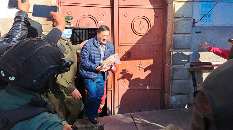 Luis Arce sale de San Pedro y es trasladado bajo resguardo policial a un hospital de La Paz