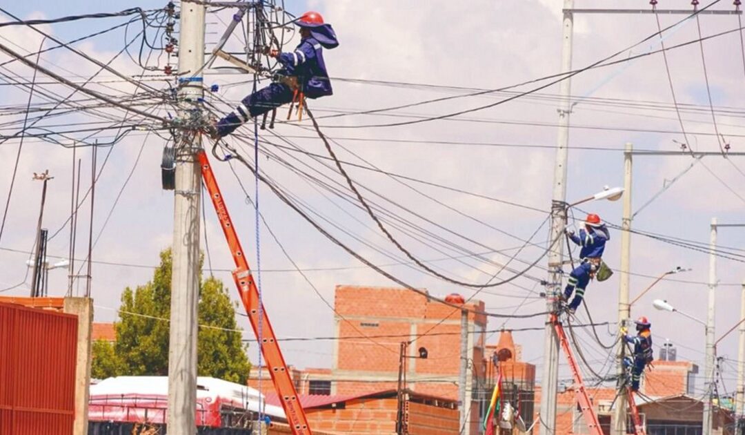 Gobierno impulsa reforma eléctrica y descarta alza de tarifas, por ahora