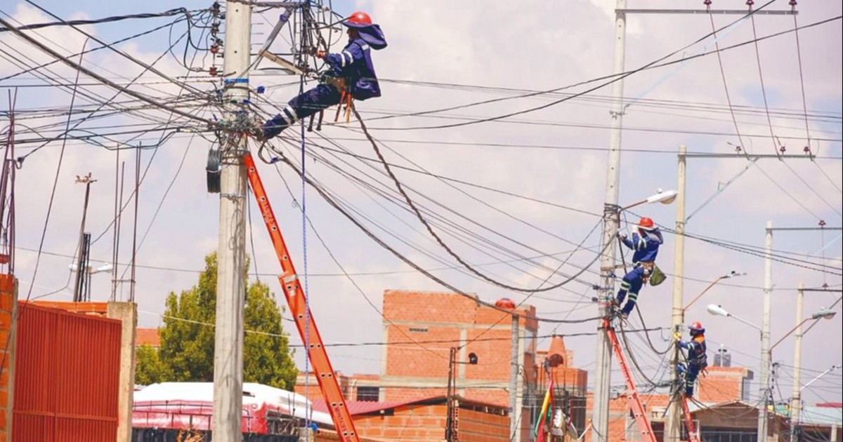 Gobierno impulsa reforma eléctrica y descarta alza de tarifas, por ahora