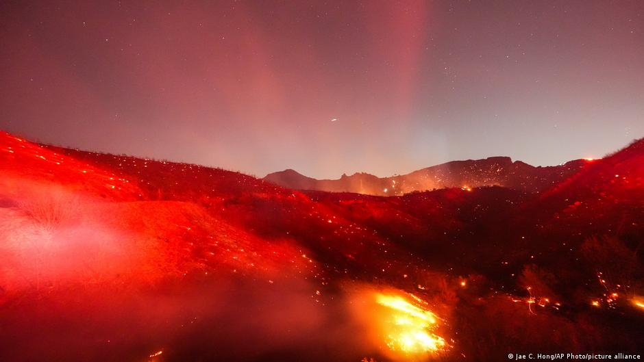 Incendios forestales obligan a evacuar zonas cercanas a Malibú