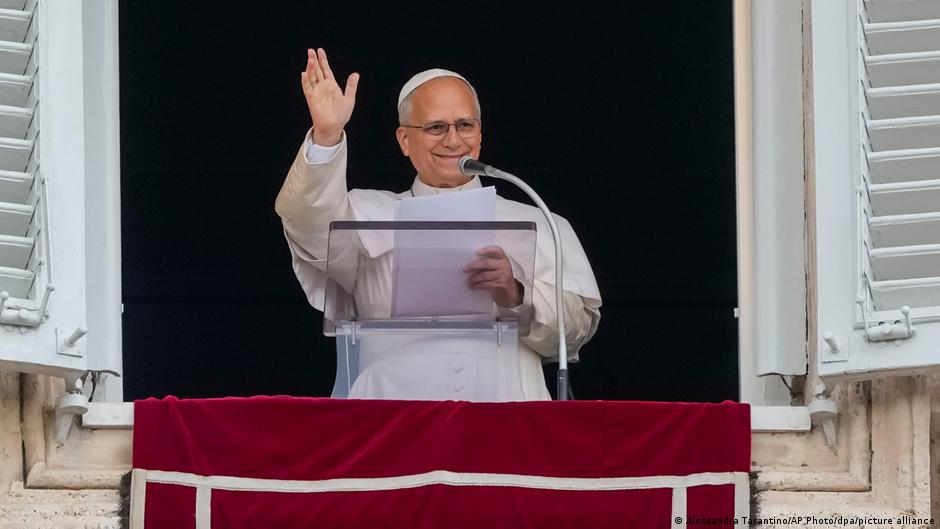 El Papa vuelve a saludar a la multitud en el Vaticano tras operarse