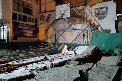 El granizo generó caos en La Paz; cayó el muro de una unidad educativa