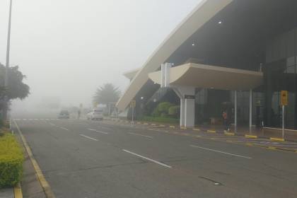 Densa neblina al sur de Cochabamba afecta operaciones aéreas en el aeropuerto