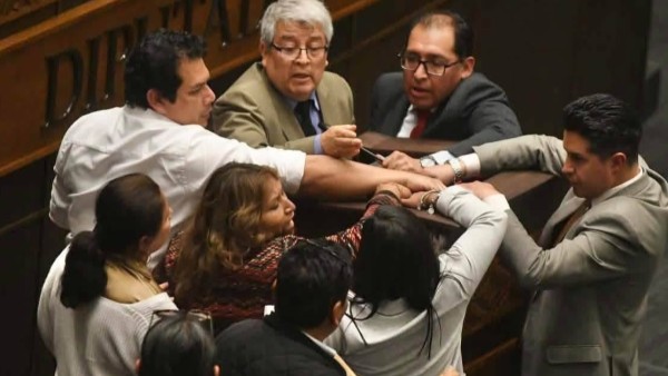 Facciones de la oposición y del PDC exigen otra sesión para elección legal de la directiva de Diputados