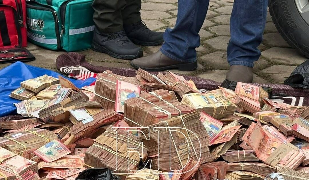 Policía muestra fajos de dinero encontrados en una ambulancia que salió del condominio donde vive Mariaca