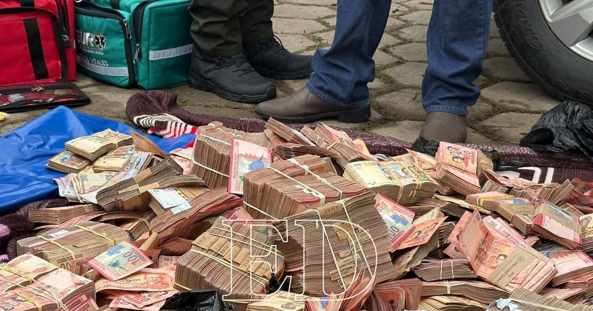 Policía muestra fajos de dinero encontrados en una ambulancia que salió del condominio donde vive Mariaca