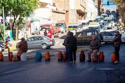 Familias bloquean calles por la falta de garrafas de GLP en La Paz