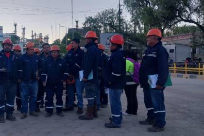 Choferes de cisternas denuncian problemas en el despacho de combustible en la refinería de Valle Hermoso